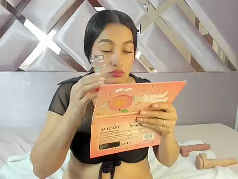 MiaKleinX online show from 04/08/26, 11:16