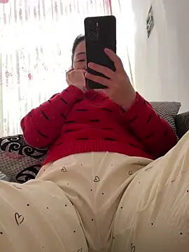 Snapshot of Faded_pink chatting on 01/18/26, 06:28 Faded pink online show from 01/18/26, 06:28