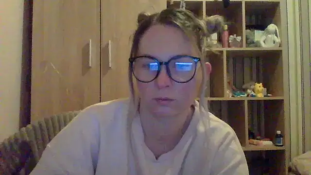 VikiLove765 online show from 02/08/26, 09:40