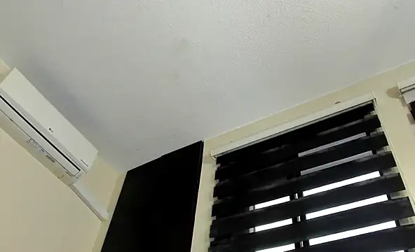 Snapshot of vanesadimaria chatting on 02/05/25, 10:33 vanesadimaria online show from 02/05/25, 10:33