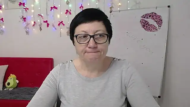 Snapshot of EmilyL0ve chatting on 04/19/26, 05:18 EmilyL0ve online show from 04/19/26, 05:18