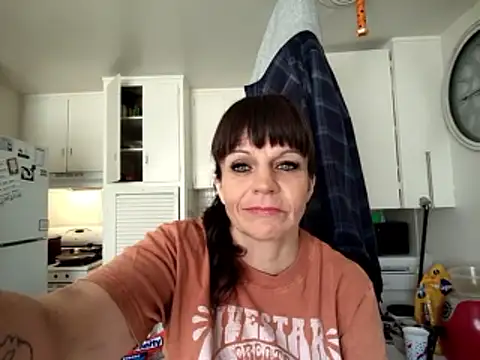 Snapshot of Petitegreeneyez69 chatting on 06/08/26, 04:18 Petitegreeneyez69 online show from 06/08/26, 04:18