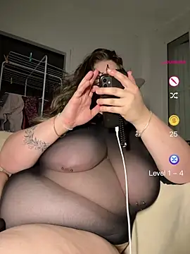 Snapshot of cherrylust12 chatting on 06/11/26, 12:32 cherrylust12 online show from 06/11/26, 12:32