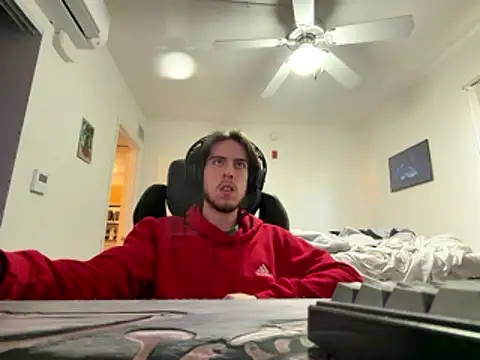 Snapshot of YummyDin chatting on 01/14/26, 09:20 YummyDin online show from 01/14/26, 09:20