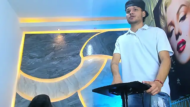 Snapshot of Lucas_hot_20 chatting on 02/14/26, 05:26 Lucas hot 20 online show from 02/14/26, 05:26