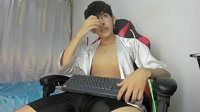 Snapshot of julian_xx chatting on 04/22/26, 07:15 julian xx online show from 04/22/26, 07:15