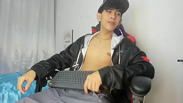 Snapshot of julian_xx chatting on 04/23/26, 08:00 julian xx online show from 04/23/26, 08:00