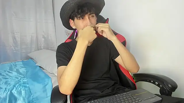 Snapshot of julian_xx chatting on 04/28/26, 07:08 julian xx online show from 04/28/26, 07:08
