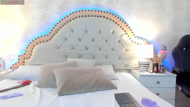 CintiaHolms online show from 04/17/26, 03:20