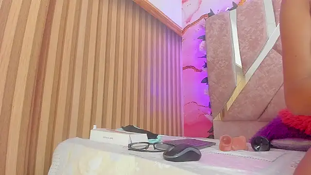 Snapshot of emily_velvet__ chatting on 05/29/26, 06:17 emily velvet online show from 05/29/26, 06:17