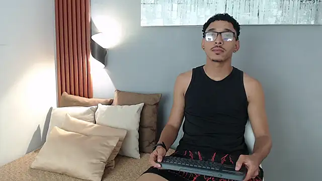 Snapshot of Julian_Dark_ chatting on 02/13/26, 04:19 Julian Dark online show from 02/13/26, 04:19