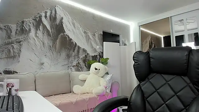 Ivy Bellee online show from 02/04/26, 05:35