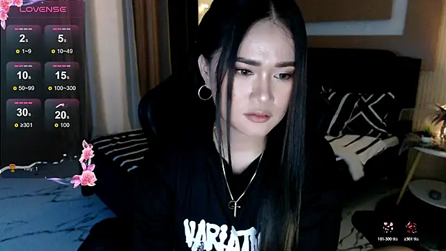 Snapshot of simplykhate chatting on 05/25/26, 03:23 simplykhate online show from 05/25/26, 03:23