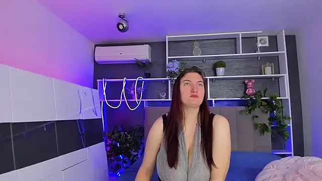 StephieRousee online show from 04/08/26, 05:18