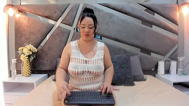 Snapshot of emiily_whitee_ chatting on 01/09/26, 07:37 emiily whitee online show from 01/09/26, 07:37