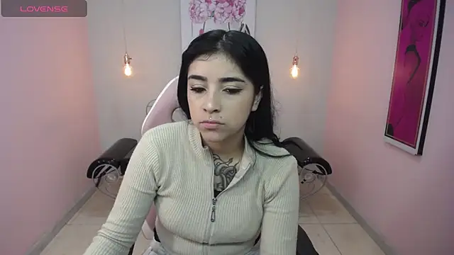 Snapshot of Adri_gomez_x chatting on 04/18/26, 11:03 Adri gomez x online show from 04/18/26, 11:03