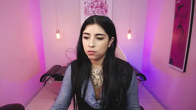 Snapshot of Adri_gomez_x chatting on 04/21/26, 11:49 Adri gomez x online show from 04/21/26, 11:49
