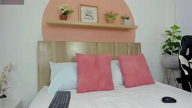 Snapshot of charlote_smit_ chatting on 01/10/26, 07:04 charlote smit online show from 01/10/26, 07:04