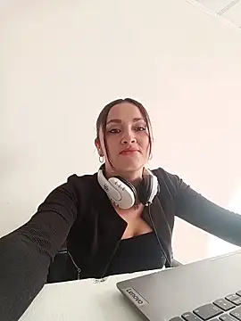 Alejandra N online show from 06/10/26, 01:21