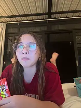 Snapshot of AliciaWhite_nt chatting on 05/04/26, 12:06 AliciaWhite nt online show from 05/04/26, 12:06