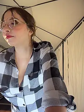 Snapshot of AliciaWhite_nt chatting on 05/19/26, 01:56 AliciaWhite nt online show from 05/19/26, 01:56