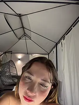 Snapshot of AliciaWhite_nt chatting on 05/24/26, 01:43 AliciaWhite nt online show from 05/24/26, 01:43