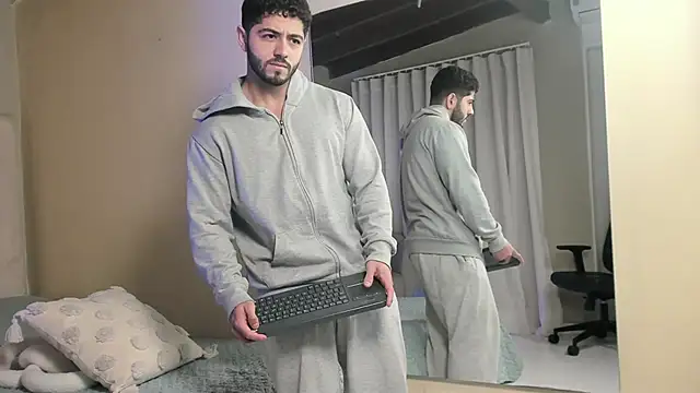 Snapshot of Thiago_moretti chatting on 01/11/26, 04:23 Thiago moretti online show from 01/11/26, 04:23