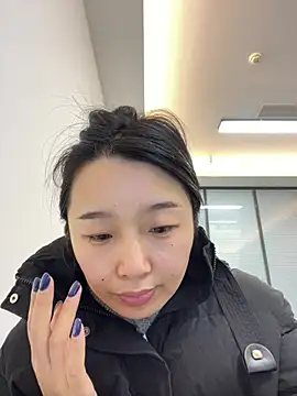 Snapshot of Qrooo chatting on 01/15/26, 05:56 Qrooo online show from 01/15/26, 05:56