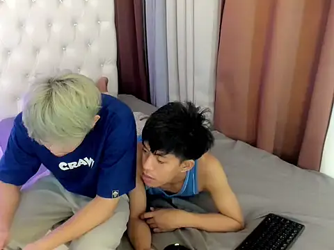 Snapshot of davincihugecock chatting on 04/15/26, 06:37 davincihugecock online show from 04/15/26, 06:37