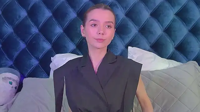 Snapshot of VanessaVienne chatting on 04/18/26, 04:11 VanessaVienne online show from 04/18/26, 04:11