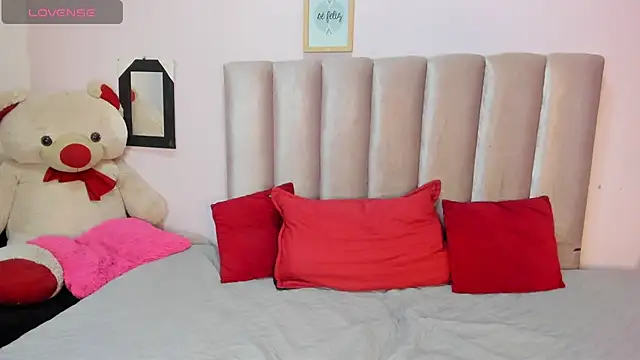 Snapshot of Roger_And_Ramona chatting on 01/11/26, 01:49 Roger And Ramona online show from 01/11/26, 01:49