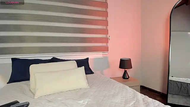 Lara reynolds  online show from 04/18/26, 08:20