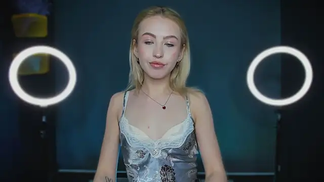 Snapshot of Moon_Silk chatting on 01/13/26, 07:24 Moon Silk online show from 01/13/26, 07:24