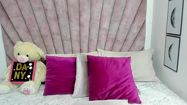 danibellucii  online show from 04/12/26, 03:44