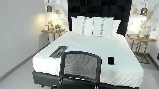 emily clarkk  online show from 02/25/26, 08:07