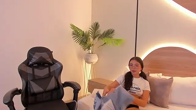 Snapshot of cataleya_castle chatting on 02/20/26, 04:51 cataleya castle online show from 02/20/26, 04:51