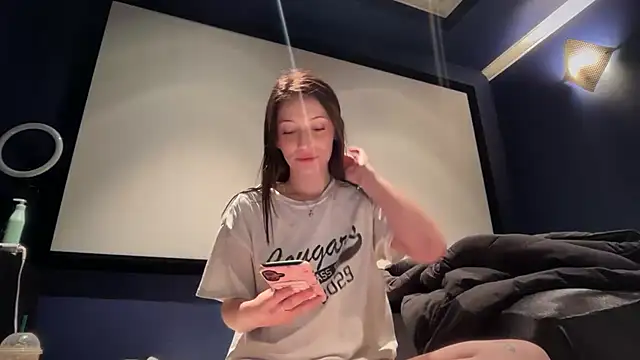 Snapshot of laurensmithhh chatting on 01/15/26, 08:01 laurensmithhh online show from 01/15/26, 08:01