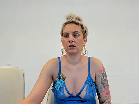 EvelynEvyyy online show from 02/24/26, 06:44