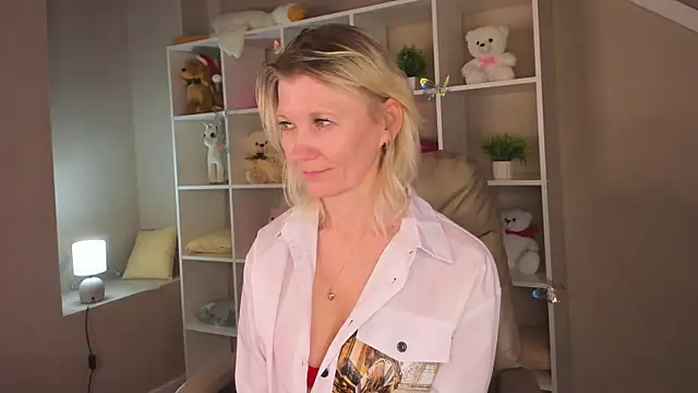 Snapshot of Julie_Lucas chatting on 03/02/26, 05:08 Julie Lucas online show from 03/02/26, 05:08