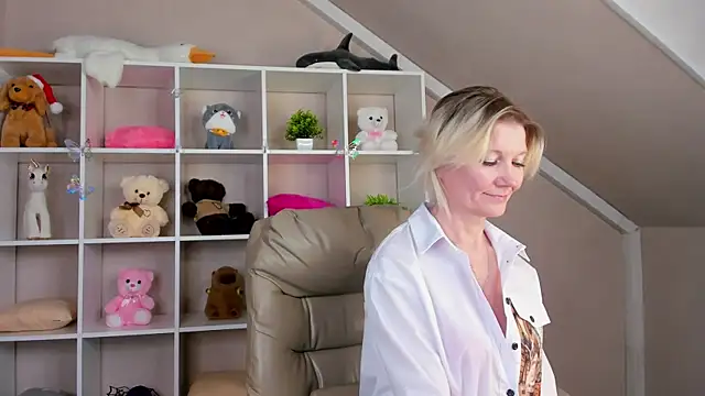 Julie Lucas online show from 03/04/26, 03:12