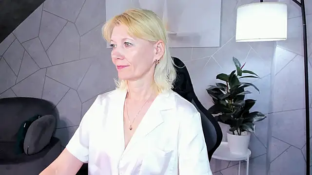 Julie Lucas online show from 06/04/26, 12:05
