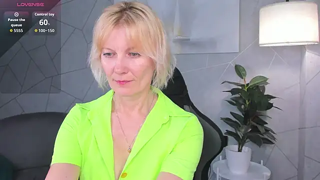 Snapshot of Julie_Lucas chatting on 06/07/26, 11:41 Julie Lucas online show from 06/07/26, 11:41