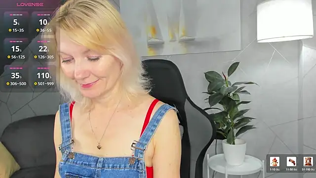 Snapshot of Julie_Lucas chatting on 06/16/26, 12:02 Julie Lucas online show from 06/16/26, 12:02