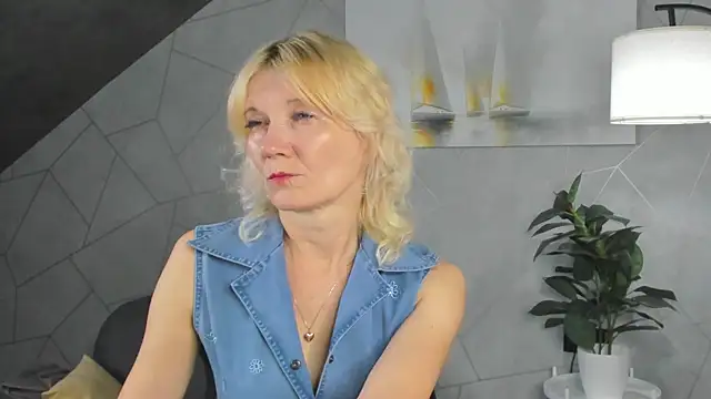 Snapshot of Julie_Lucas chatting on 06/25/26, 12:10 Julie Lucas online show from 06/25/26, 12:10