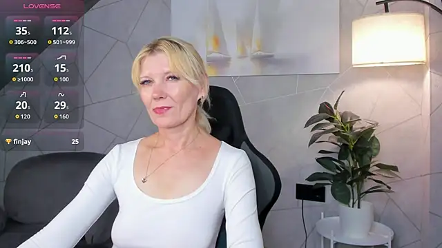 Snapshot of Julie_Lucas chatting on 07/03/26, 11:44 Julie Lucas online show from 07/03/26, 11:44