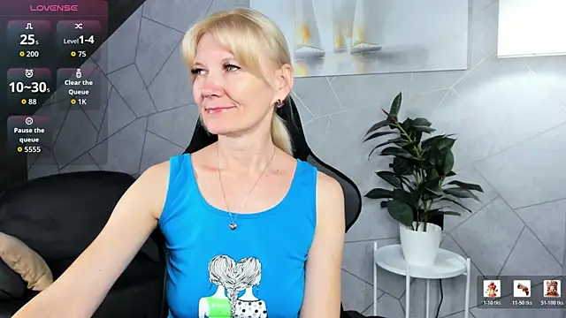 Snapshot of Julie_Lucas chatting on 07/15/26, 12:05 Julie Lucas online show from 07/15/26, 12:05