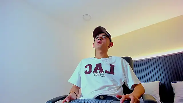 James cute18 online show from 01/15/26, 02:38