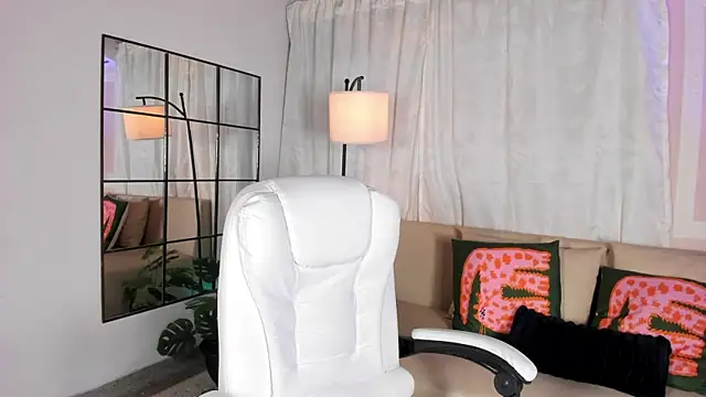 Snapshot of liaamoon_ chatting on 06/17/26, 12:18 liaamoon online show from 06/17/26, 12:18