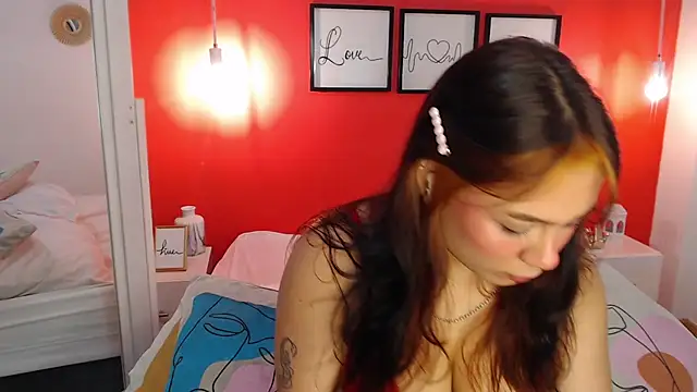 Snapshot of MaddyOwens_5 chatting on 04/10/26, 12:43 MaddyOwens 5 online show from 04/10/26, 12:43