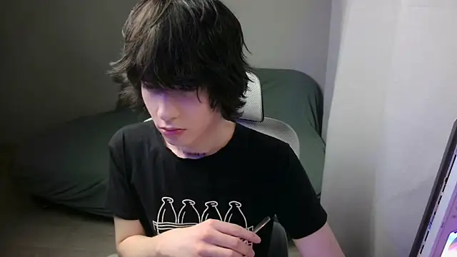 Snapshot of LeonBoykisser chatting on 02/06/26, 02:53 LeonBoykisser online show from 02/06/26, 02:53